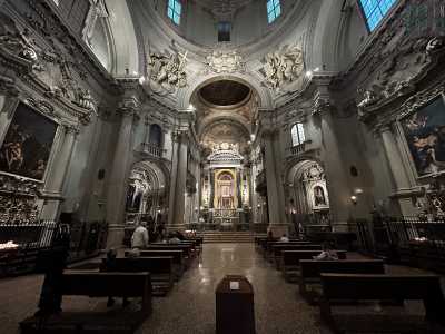 Entriamo nella chiesa e raggiungiamo l�opera esposta alla destra dell�altare